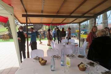 El exconcejal Antonio Benítez recibe el reconocimiento de amigos y familiares en su 80 aniversario/TA.